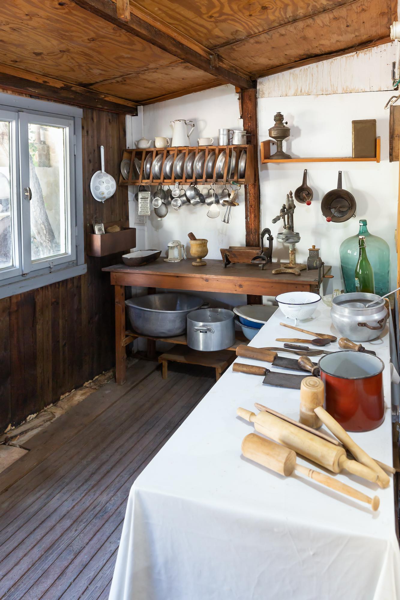 Küchenwerkstatt mit Holztisch und Zutaten